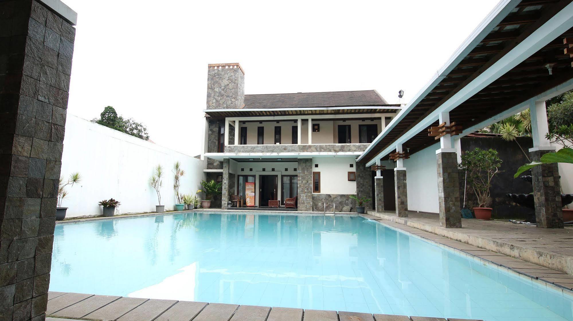 Zen Rooms Grand Hotel Lembang Exterior photo